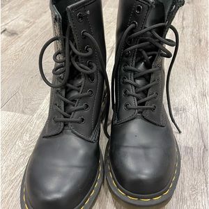 Dr. Martens 1460 WOMEN'S SMOOTH LEATHER LACE UP BOOTS